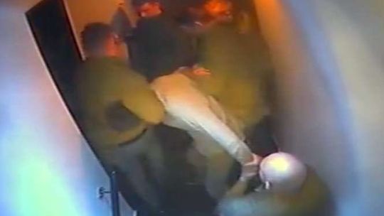 21-latek już po operacji ręki. Co się stało w Stars Disco Club? Wideo z monitoringu