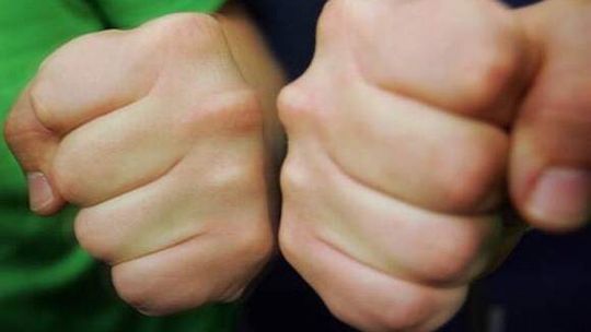 21-latek kopnął w twarz 16-latka i zaczął uciekać