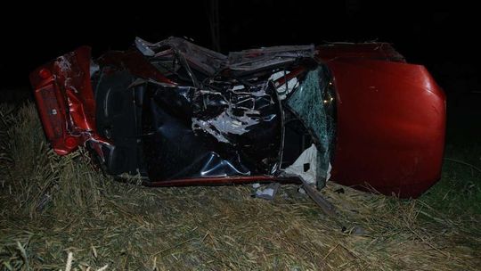 21-latek rozbił lexusa na słupie trakcji elektrycznej [zdjęcia]