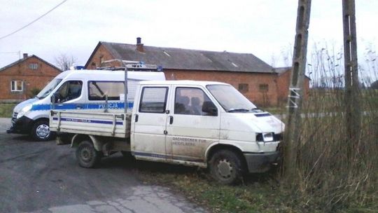21-latek rozbił samochód na słupie i próbował uciekać