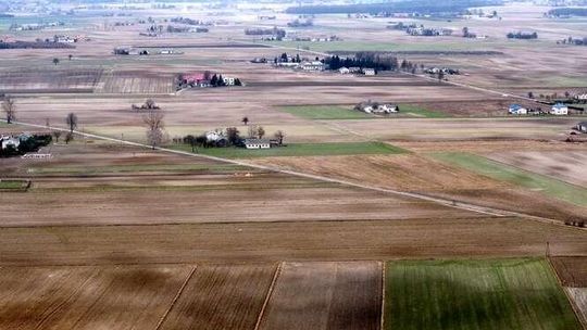 21 osób nie dostało zgody na kupno ziemi. Obrót działkami rolnymi drastycznie zmalał