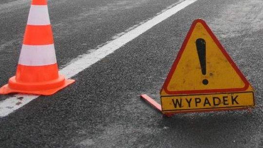 22-latek leżał na jezdni. Przejechał po nim samochód