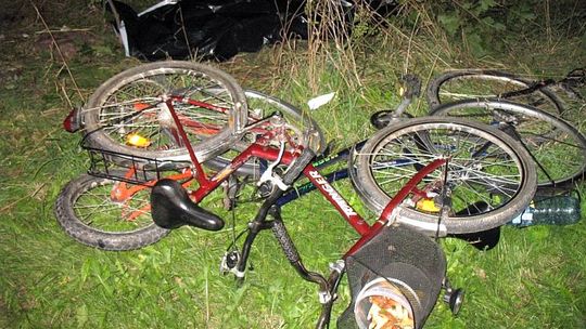22-latek wjechał w grupę rowerzystów (wideo)