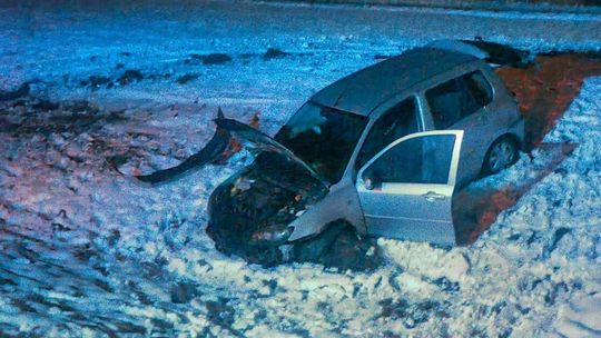 22-latek zasnął za kierownicą. Mazda wypadła z drogi