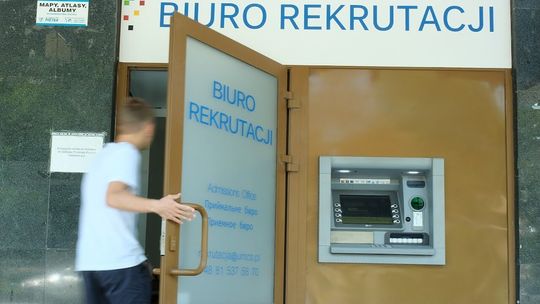 2280 zł miesięcznie przez całe studia. Ale trzeba podpisać zobowiązanie