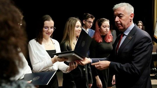 23,5 tys. uczniów właśnie skończyło szkołę. Teraz przed nimi matura. Zdjęcia