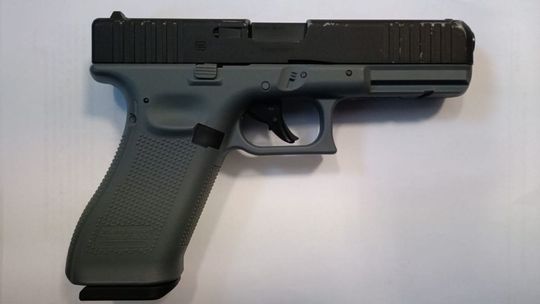 23-latek groził imitacją broni i uszkodził porsche. Jest pod dozorem policji