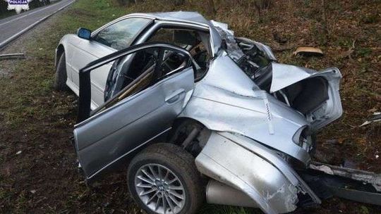 23-latek jechał za szybko i uderzył w drzewo. Jest ciężko ranny  