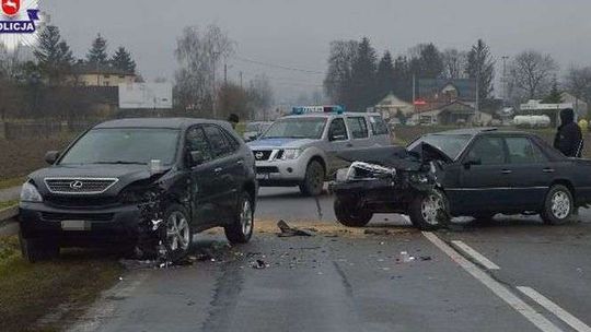 23-latek jechał za szybko. Na zakręcie zderzył się z lexusem 
