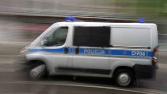 23-latek kopał i rzucał koszem w autobus. Wybił szybę sklepową