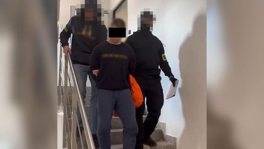 Lublin, 23-latek zatrzymany przez policjantów z VI Komisariatu Policji w Lublinie w związku z podejrzeniem udziału w obrocie znacznymi ilościami narkotyków. Podczas przeszukania zabezpieczono duże ilości środków odurzających oraz gotówkę. Sąd zastosował wobec mężczyzny tymczasowy areszt.
