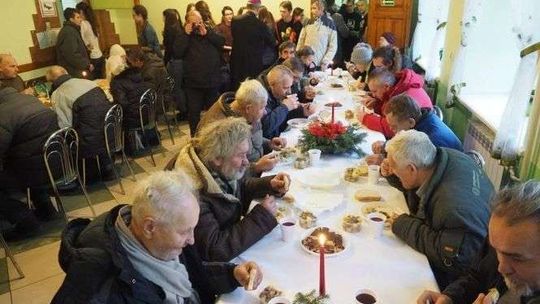 "24 grudnia to dla nich trudny dzień". Trwa akcja "Podaruj Wigilię"