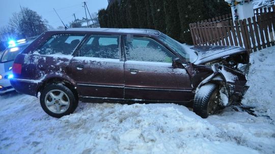 24-latek po pijanemu wiózł 19-latki. Wjechał w przepust [zdjęcia]