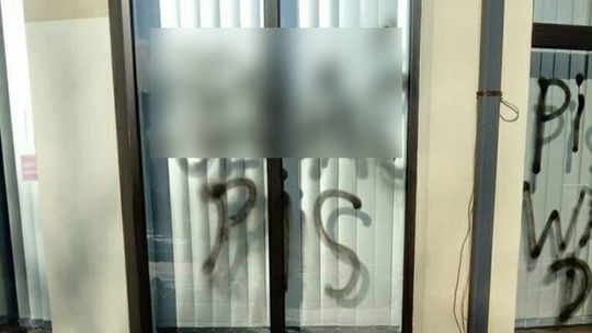 24-latek ukarany za wulgarne napisy na biurze poselskim PiS. Kara może zaskakiwać