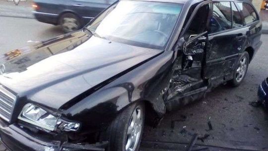 24-latek wyprzedzał na przejściu dla pieszych. Zderzył się z mercedesem 