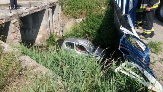 25-latek jechał za szybko. Seicento przebiło barierki i wpadło do rzeki [zdjęcia]