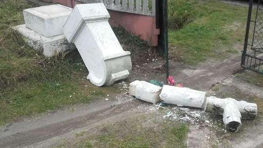 25-latek niszczył krzyże i kapliczki, pomalował też kościół. Straty: 50 tys. złotych