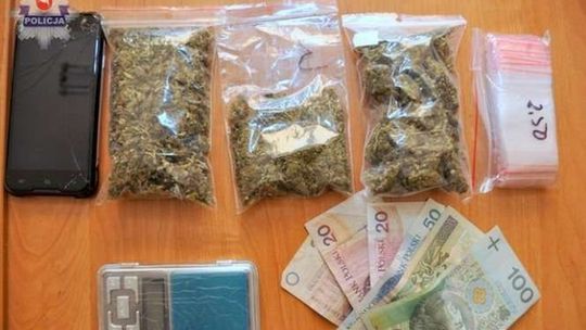 25-latek wiózł narkotyki w aucie. Zatrzymali go policjanci