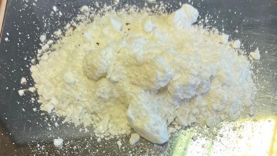 250 porcji mefedronu w mieszkaniu. Dwóch mężczyzn w rękach policji