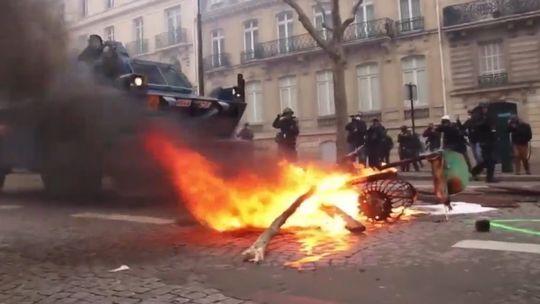 260 rannych, tysiące zatrzymanych. Brutalne protesty "żółtych kamizelek" we Francji