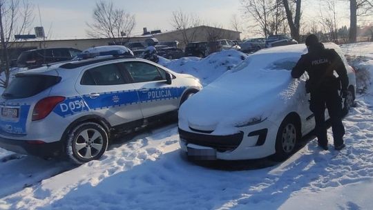 28-latek mieszkał w samochodzie. Groziło mu wychłodzenie