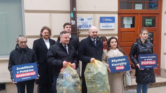 Konfederacja zostawia śmieci pod biurami KO i PiS. „Zrobili z Polaków śmieciarzy!”