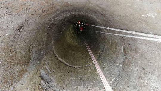 3-latek wpadł do 12-metrowej studni. Zabrali go śmigłowcem do szpitala [zdjęcia]