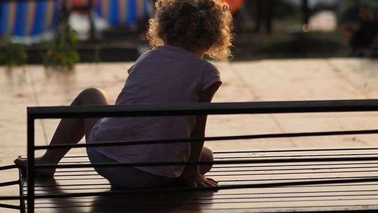 3-letnia dziewczynka w piżamie chodziła po ulicy. Tata spał w domu