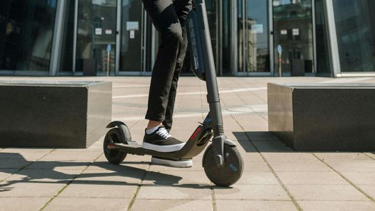 3 listy gończe, 2 promile, 1 hulajnoga. 19-latek trafił już do zakładu karnego 