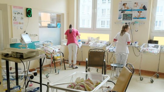 30 lat pracy i 3 tys. zł na rękę. Cała prawda o zarobkach położnych