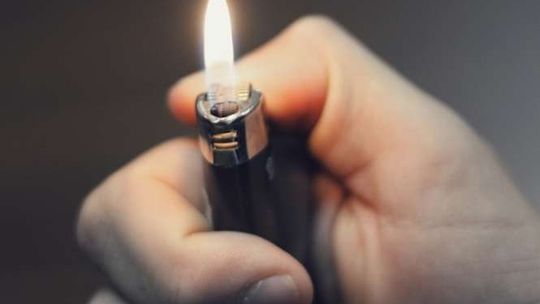 30-latek oblał się benzyną. Na widok policjantów próbował się podpalić