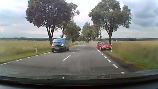 30-latka nagrał inny kierowca. Pirat drogowy stracił już prawo jazdy (wideo)