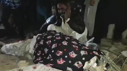 30 osób zginęło w wyniku zderzenia autobusu z pociągiem w Pakistanie