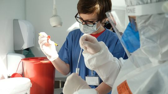 300 nowych przypadków zakażenia koronawirusem. Raport ministerstwa z 23 czerwca