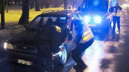 300 zł mandatu za jazdę z pasażerem w... bagażniku