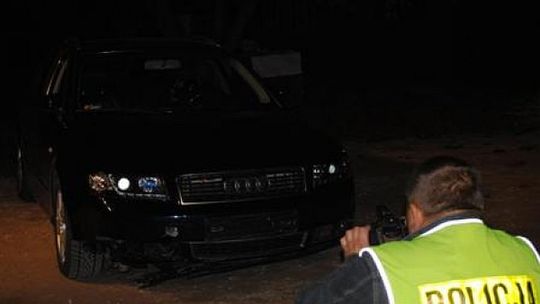 32-latek leżał na jezdni. W mężczyznę wjechało Audi