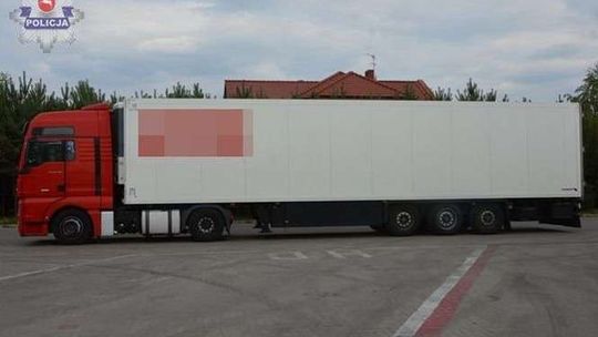 35-latek nie żyje. Poślizgnął się i wpadł pod koła ciężarówki