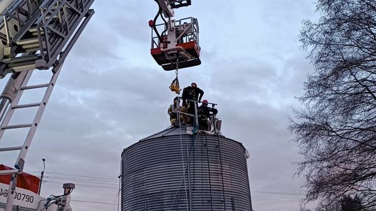 35-latek przysypany zbożem 