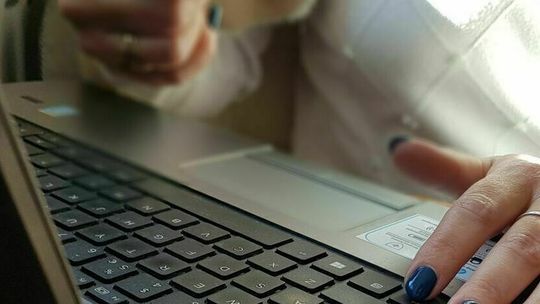 35 tys. zł poszło w... Oszust straszył oszukaną policją