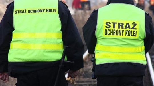 36-latek kopał i pluł na sokistów na dworcu: \"Pozabijam was, jak psów\"