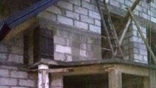 36-latek sprzątał po budowie. Spadł z balkonu