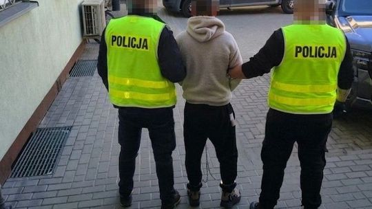 36-letni kierowca zatrzymany przez policjantów po ucieczce skradzionym Oplem w Białej Podlaskiej. Mężczyzna nie posiadał uprawnień do kierowania pojazdami i był podejrzany o jazdę pod wpływem narkotyków.