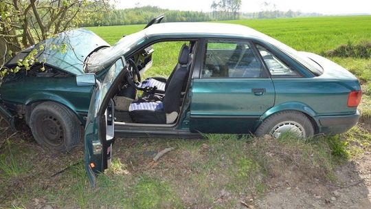 37-latek uderzył w drzewo. Policjanci ustalili, że kierowca pił wcześniej alkohol