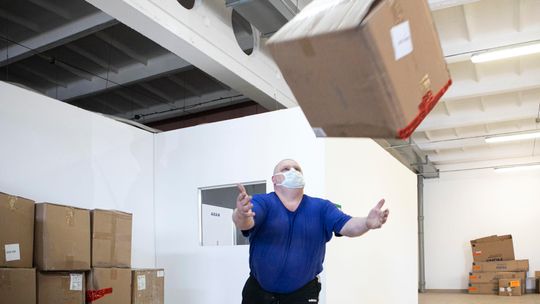 380 tysięcy maseczek z Chin przyjechało dziś do Lublina. Będą kolejne transporty