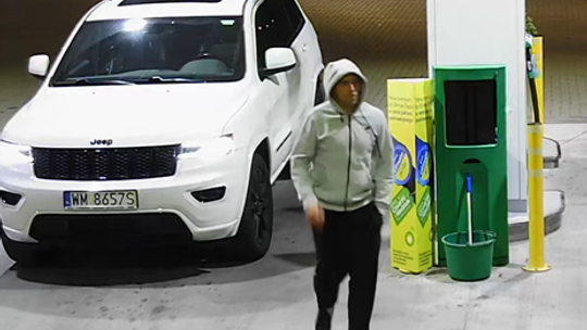 Znasz go? Ukradł dwa drogie samochody. Szuka go policja