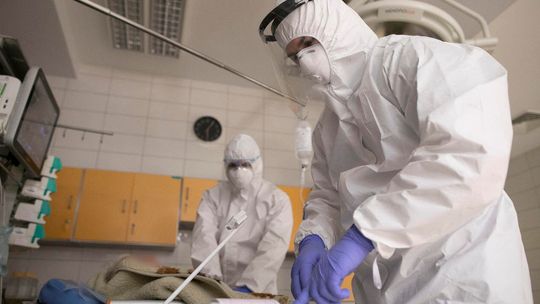 4 633 nowe przypadki zakażenia koronawirusem w Polsce. Zmarło 77 chorych