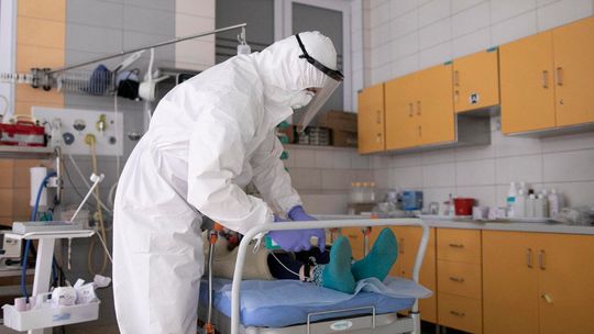 4 896 nowych przypadków zakażenia koronawirusem w Polsce. Zmarło 96 chorych