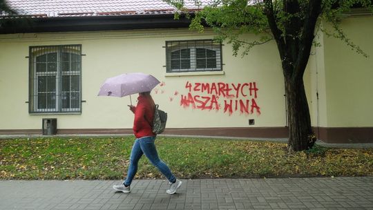 „4 zmarłych, wasza wina”. Napis na murze wojska w Lublinie