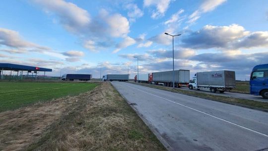 40 km kolejki tirów do przejścia granicznego w Koroszczynie. Polska odpowiada Białorusi 