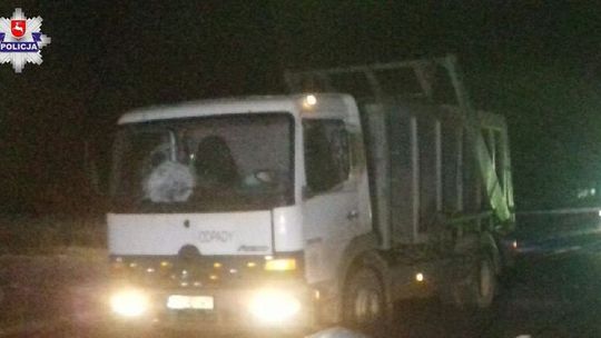 40-latek wszedł pod ciężarówkę. Zginął na miejscu